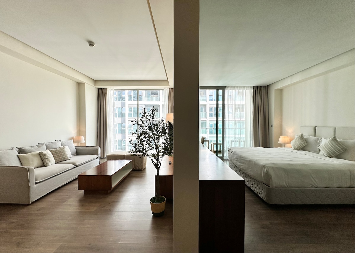 Chambre séparée avec la porte.