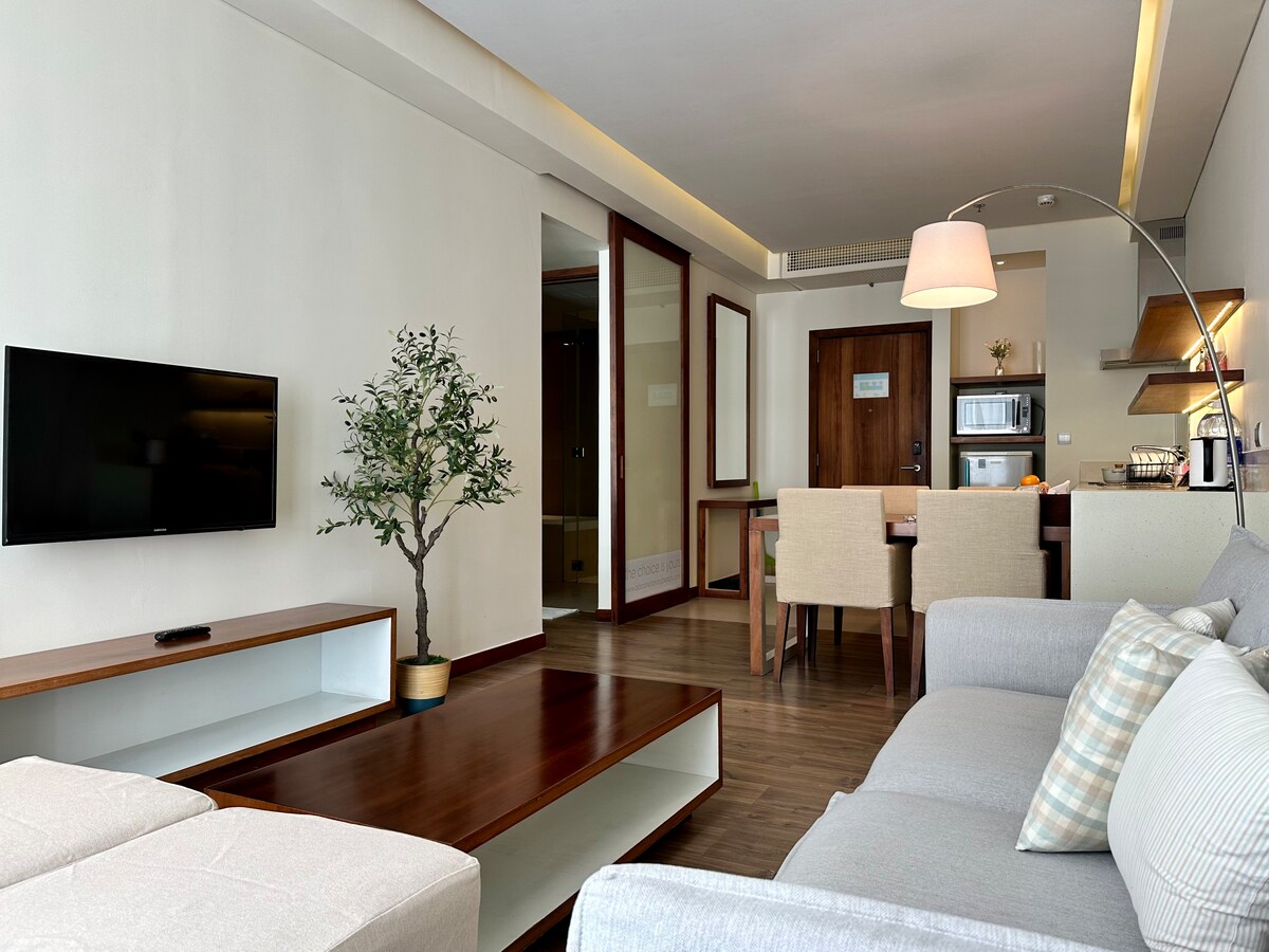 Liaison du salon avec la salle à manger et la cuisine.