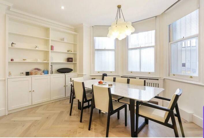 3-Bedroom Flat in Knightsbridge gallery image 2