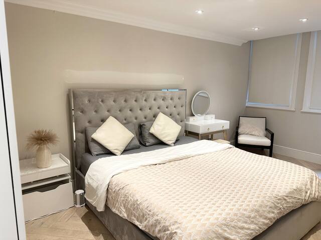3-Bedroom Flat in Knightsbridge gallery image 4
