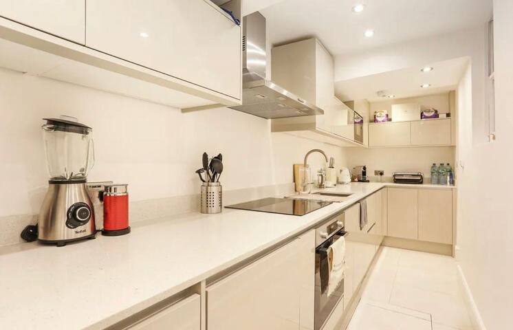 3-Bedroom Flat in Knightsbridge gallery image 3