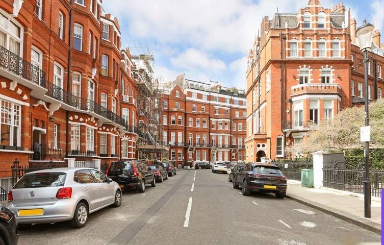 3-Bedroom Flat in Knightsbridge gallery image 5