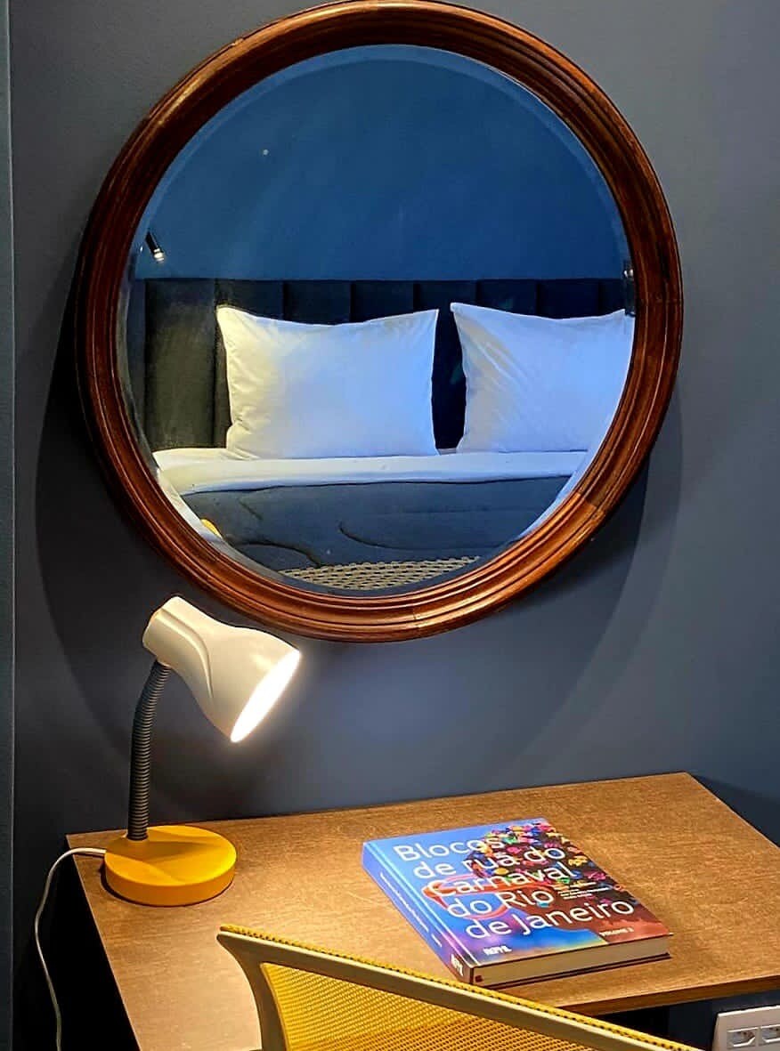 Kamer met queensize bed of twee eenpersoonsbedden en een prachtig uitzicht 
- Airconditioning
- Werktafel 
- Kledingkastje 
- Leeslampje naast het bed en op het bureau 
-Wifi 
- Anti-allergene kussens 
- 100% katoenen dekbed en lakens 