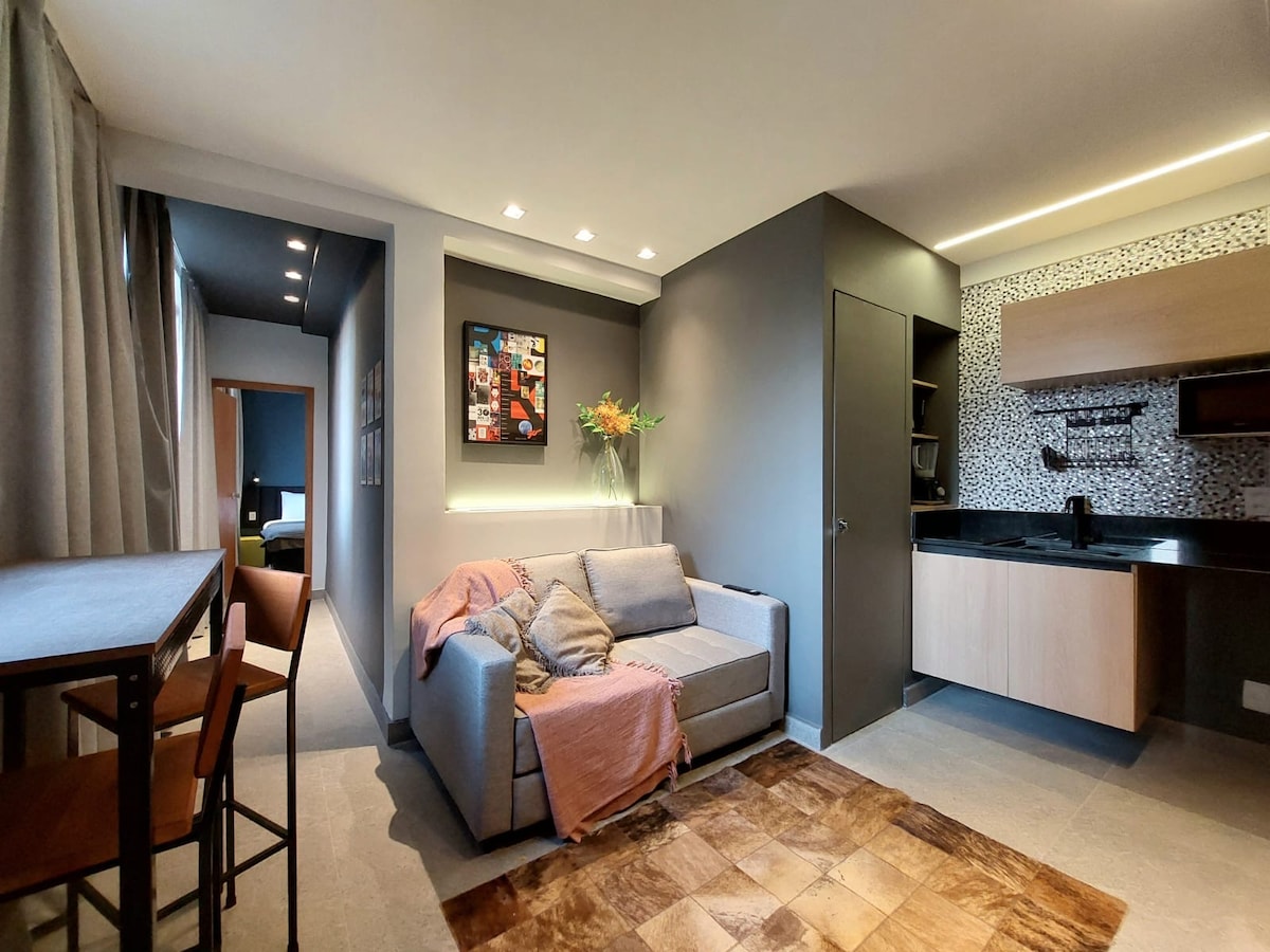 Moderne inrichting met slaapbank en tv 50inch. Geïntegreerde keuken. Eettafel met uitzicht op de Lagoa . 
