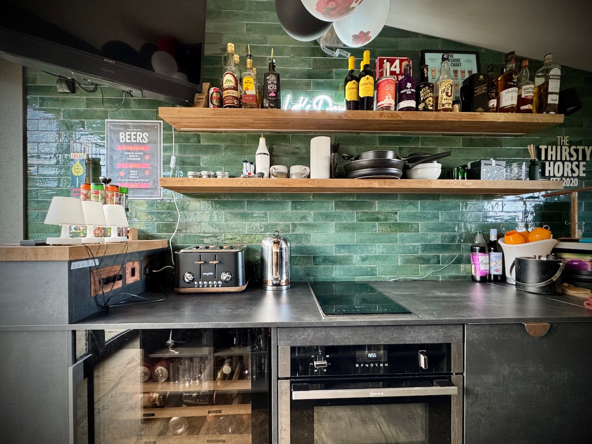 Popular Airbnb listing: Annex retreat & hot tub in Yorkshire countryside. in Stainland And District