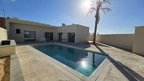 House with pool, not overlooked.