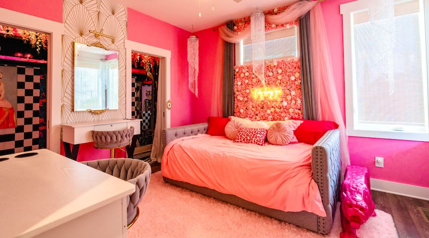 Best AirBNB for Bachelorettes: 5 Mins to Downtown