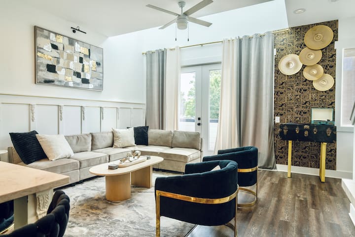 Celebrity Owned: 5 Mins to Downtown & Broadway