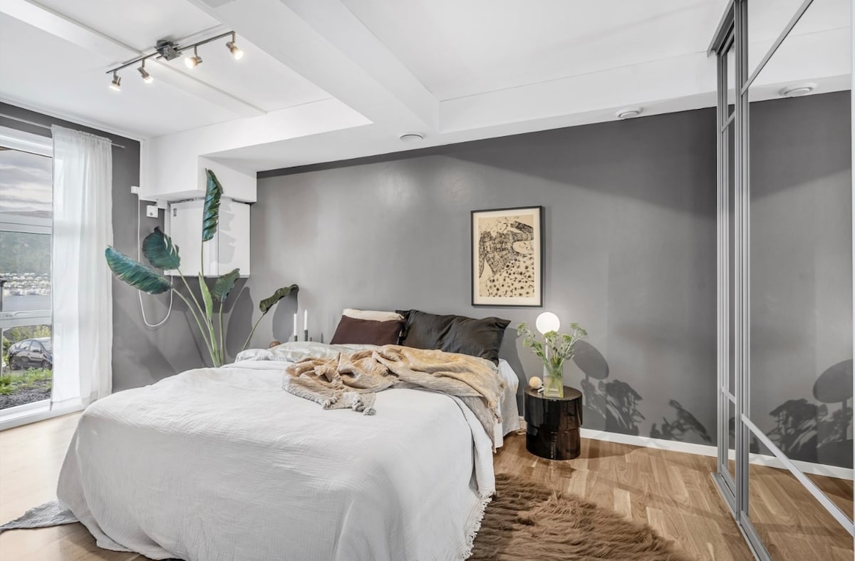 In de slaapkamer bevindt zich een tweepersoonsbed van 150 cm breed en een eenpersoonsbed van 90 cm breed