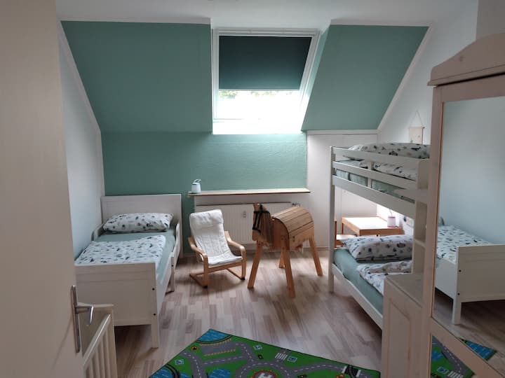 Kuna nafasi ya watoto 3 wakubwa na mtoto 1 au mtoto mchanga