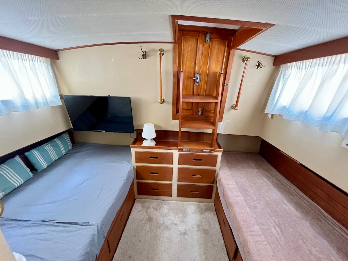 1 брачен кревет (широк 120 см). 
1 единечен кревет (90 см)