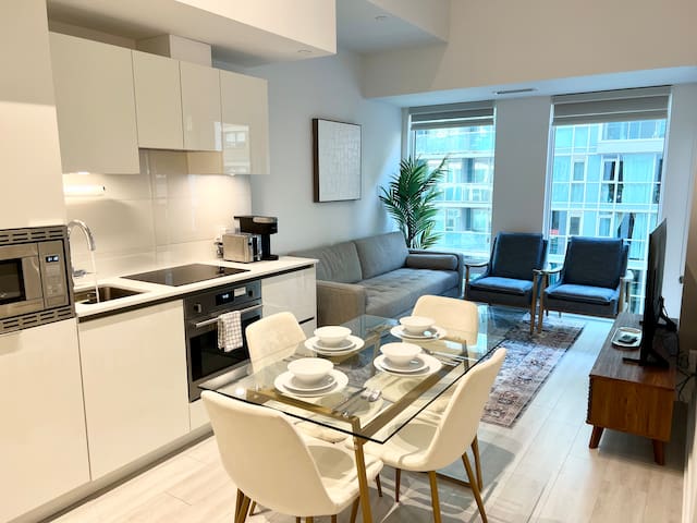 University Avenue: 2bed+2bath & free parking