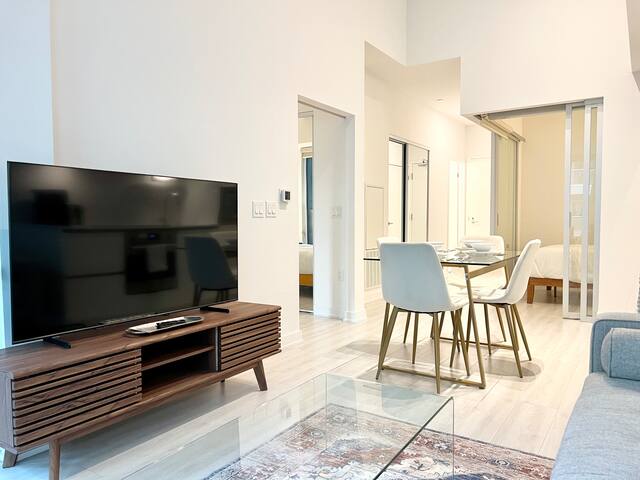 University Avenue: 2bed+2bath & free parking gallery image 2