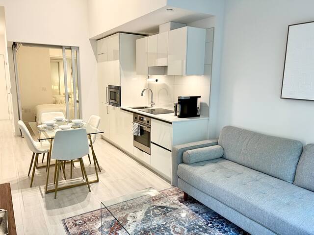 University Avenue: 2bed+2bath & free parking gallery image 3