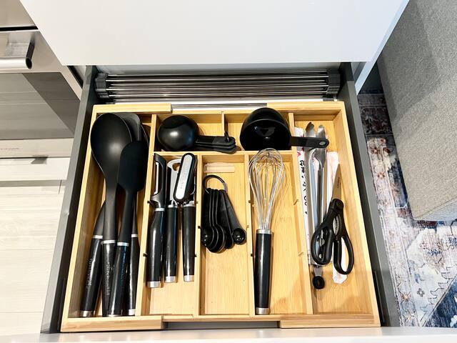 University Avenue: 2bed+2bath & free parking gallery image 4