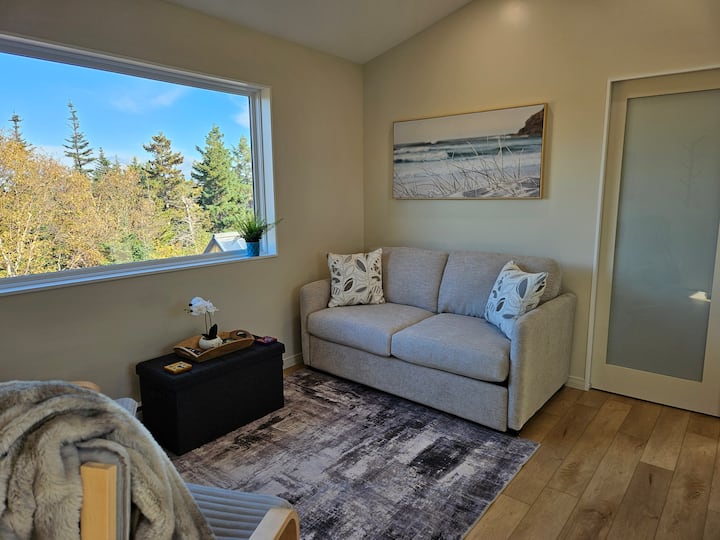 تتحول الأريكة إلى سرير مزدوج مريح. لا توجد حاجة لإزالة أي وسائد. يتم توفير جميع أغطية الأسرة والبطانيات والوسائد. 