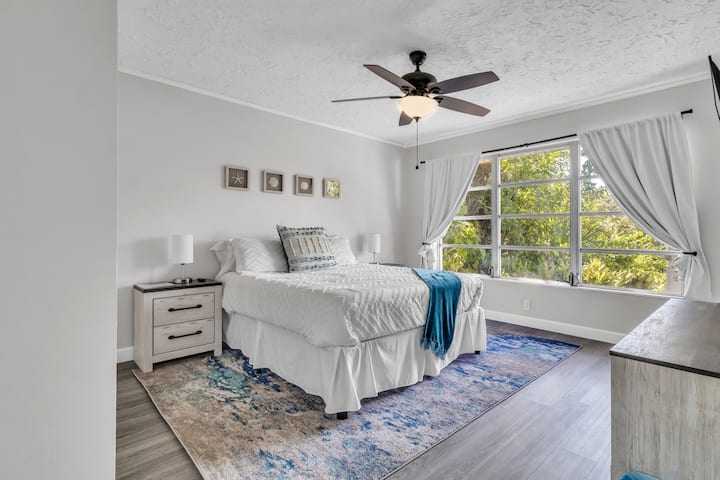 Cette chambre dispose d'un lit queen size et est parfaite pour tout couple avec une belle vue sur la nature. 