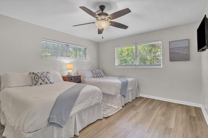 Cette chambre peut accueillir 4 personnes et dispose de deux lits doubles/doubles. 