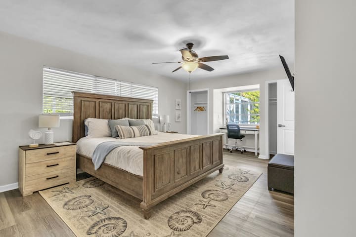 Suite parentale avec un lit King Size, une salle de bains privative et beaucoup d'espace pour suspendre vos vêtements. Cette pièce dispose d'un espace pour effectuer tout le travail que vous pourriez avoir à faire. En outre, cette chambre dispose également d'un lit pour bébé qui peut être mis en place pour votre tout-petit.