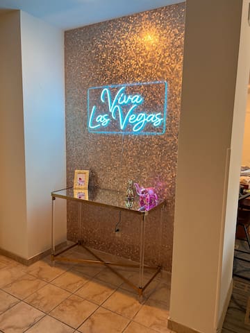 Huge Vegas Theme Suite – PoolTable – F1/Strip View