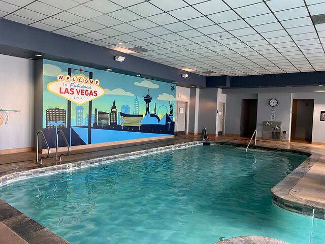 Huge Vegas Theme Suite – PoolTable – F1/Strip View gallery image 5