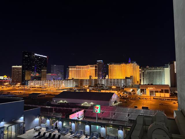 Huge Vegas Theme Suite – PoolTable – F1/Strip View gallery image 2