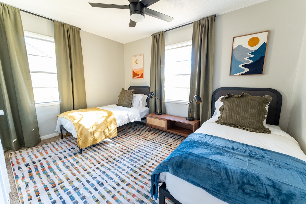 Удобна, пространа соба со килим и 2 двокреветни кревета. Има доволно простор за играње на децата. Плакар со закачалки и закачалка за багаж. 