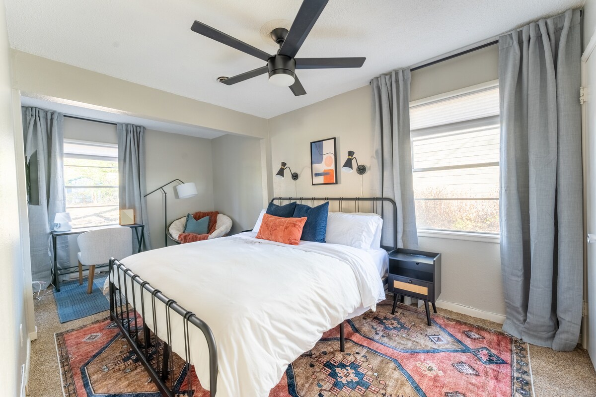 Пространа соба со брачен кревет (широк 150-179 см), мека бела постелнина и удобен простор за седење за да се свиткате и да читате или да го гледате омиленото шоу на 43-инчниот паметен телевизор поставен во просторот за седење. 

Биро свртено кон дворот што овозможува одлично место за да завршите некоја работа. 