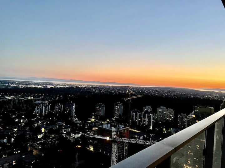 Beautiful 2b+2b Metrotown Skytrain Free Parking - Burnaby
