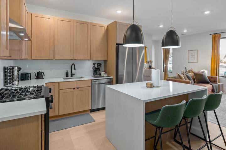 6BR NYC Escape|2 Flr|MASSIVE Rooftop|Sleeps 16+! gallery image 3