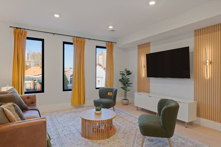 6BR NYC Escape|2 Flr|MASSIVE Rooftop|Sleeps 16+! gallery image 5