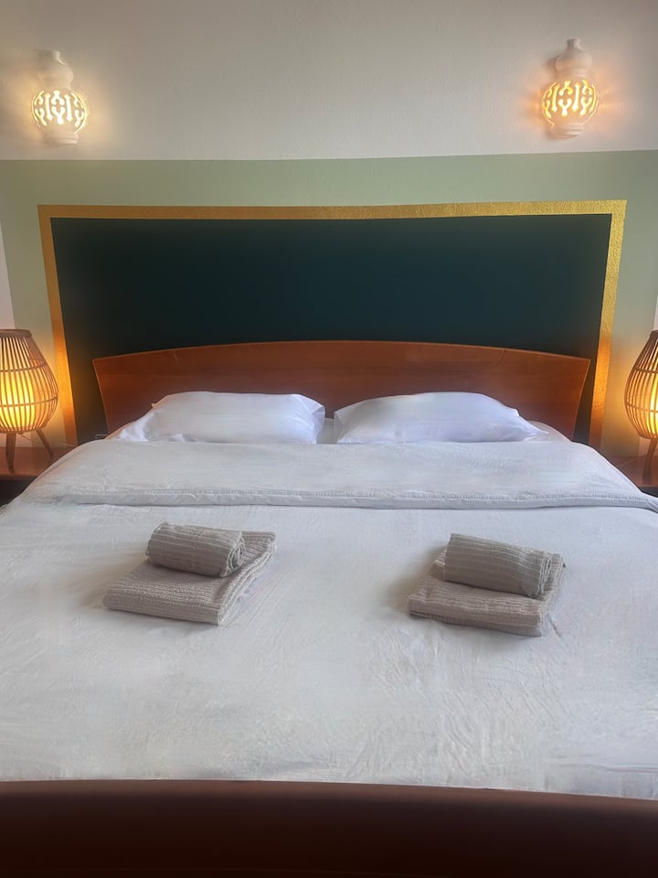 Стая „Папагал“ 1 в „Апартамент Папагал“. Спалнята има зашеметяваща гледка към басейна и градината. Голям гардероб с закачалки и рафт. AC. Светлоустойчиви завеси и щори. Красива спалня на основния етаж. 