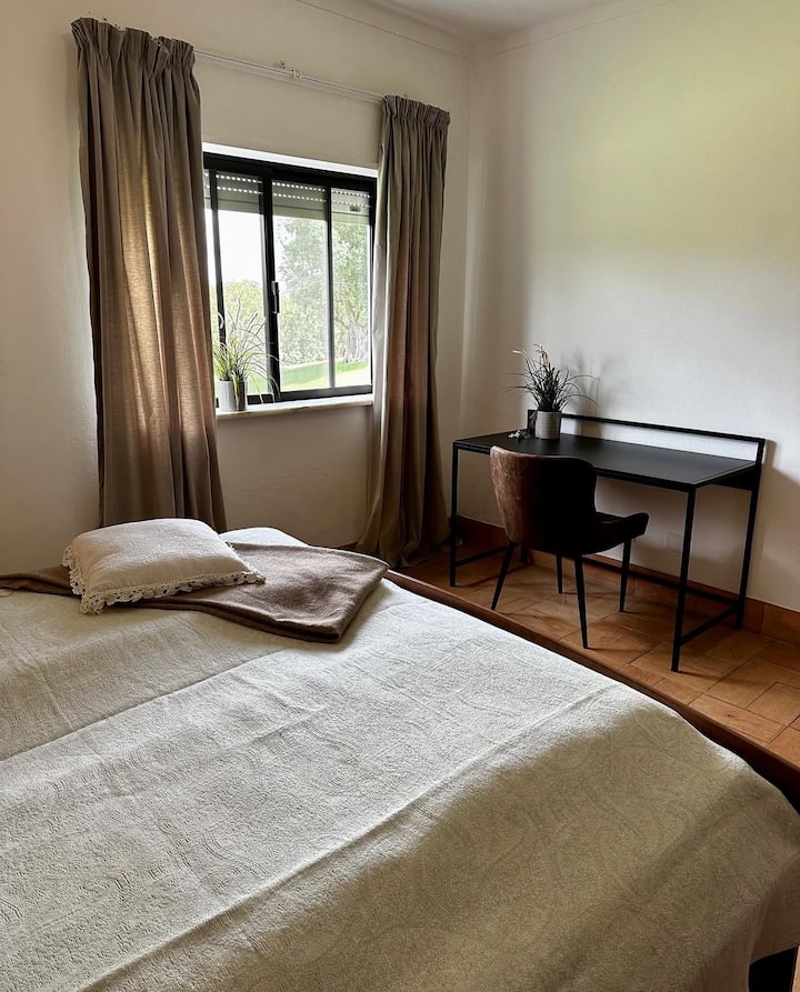 Голяма спалня с просторен гардероб. Закачалки и рафтове. Климатик. Светлоустойчиви завеси. Тиха спалня с красив изглед към градината. Ще заспите под звуците на природата и ще се събудите с гледката към изгрева.