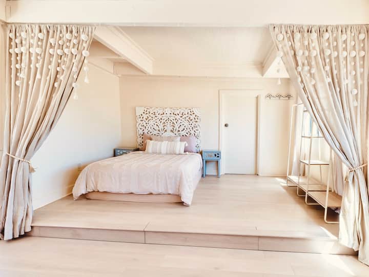 La chambre 7 et la chambre 8 sont communicantes/séparées par un rideau.