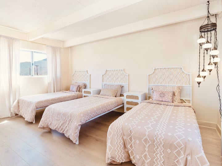 La chambre 7 et la chambre 8 sont communicantes/séparées par un rideau.