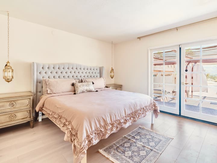 1 très grand lit et un futon qui peut être converti en 2 lits simples fermes. De plus, il y a un lit pliant dans le garde-robe au besoin.