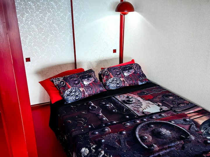 המיטה הכפולה כוללת מזרן אורטן מפואר לשינה נוחה. אם אתם מעדיפים משטח קפיצים קשה יותר, אנא השתמשו בספה הנפתחת.