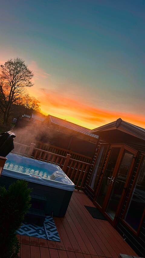 Lodge in Felton, Northumberland with hot tub