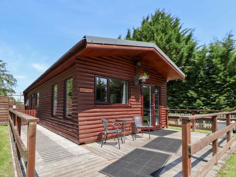 The Fallows 4 Berth Log Cabin With Hot Tub