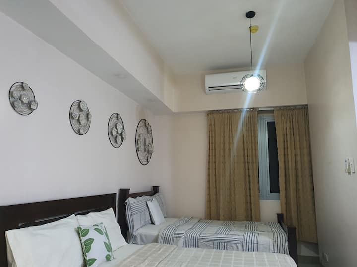 Obývačka s menšou manželskou posteľou,
Manželská posteľ.