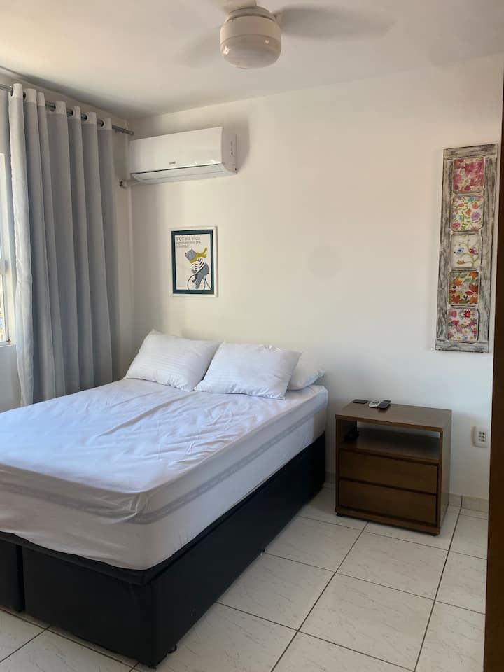 Клима уред, тавански вентилатор, завеса за затемнување, нови перници и заштитник за душеци. 