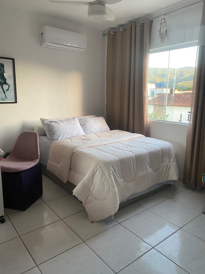 Клима уред, тавански вентилатор, биро, фотелја и завеса за затемнување