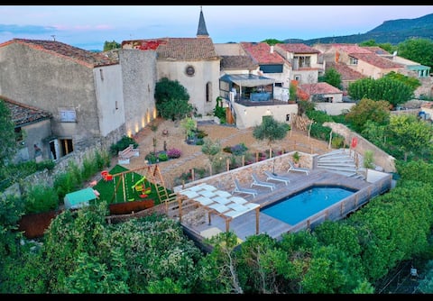 Atypical gîte for 10 people. Panoramic view, pool & jacuzzi