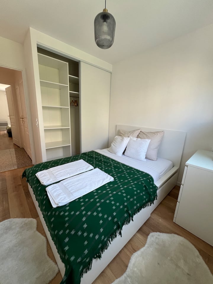 ห้องพักกว้างขวางมีที่เก็บของมากมาย: ตู้เสื้อผ้าตู้ลิ้นชักและชั้นวางของเพื่อจัดระเบียบข้าวของทั้งหมดของคุณ ที่พักที่ใช้งานได้ดีและพิถีพิถันเพื่อการเข้าพักที่สะดวกสบายและราบรื่น