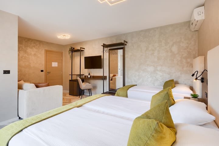 Deluxe Triple Room With Balcony - Pula