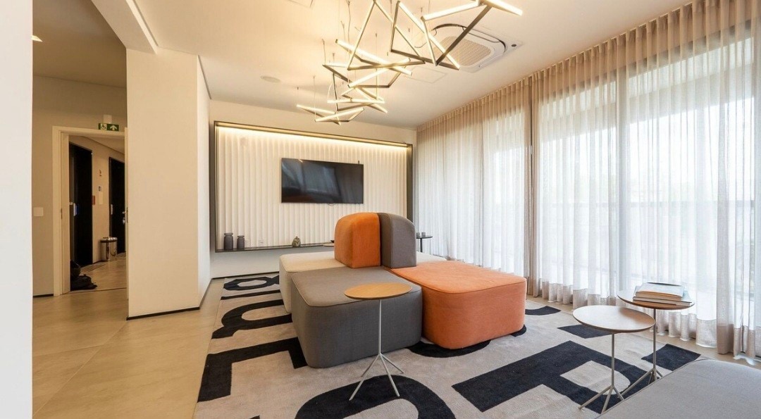 קולנוע ביתי ממוקם בטרקלין/חלל גורמה. 