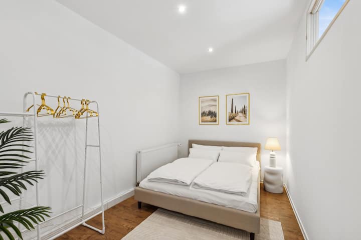 غرفة النوم 2 بسرير مزدوج بحجم كبير (1.60 × 2.00 متر) بالإضافة إلى رف ملابس وشماعات