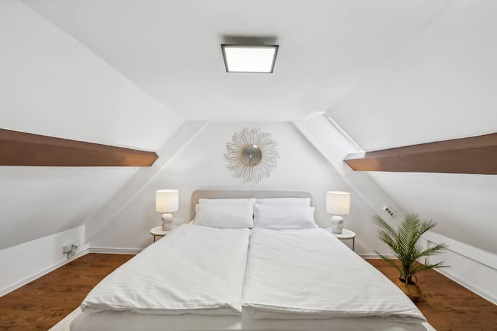 سرير مزدوج مريح وكبير بحجم كبير (1.60 × 2.00 متر) في غرفة النوم 3