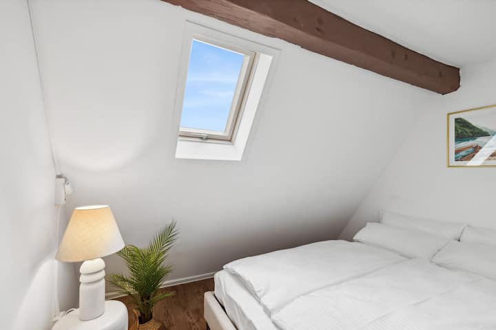 غرفة النوم 4 التي تحتوي على سرير مزدوج مريح متوسط الحجم (1.40 × 2.00 م)