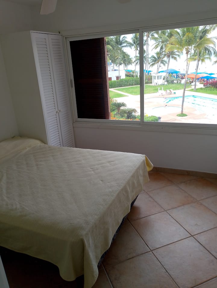 cama 'queen' en dormitorio master